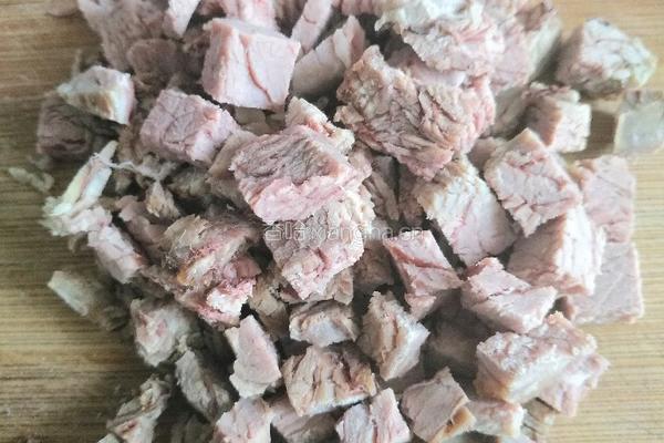 牛肉丁炒米饭的做法图解1