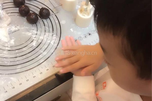 广式蛋黄月饼的做法图解5