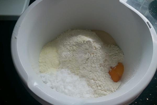 牛奶蛋黄吐司的做法图解2
