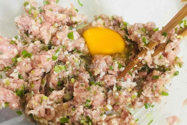 芹菜胡萝卜肉饺子的做法图解4