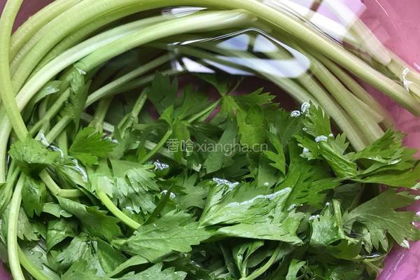 芹菜香干的做法图解1