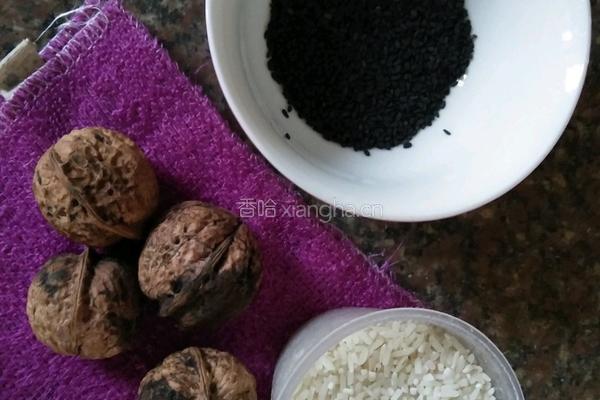 黑芝麻核桃粥的做法图解1