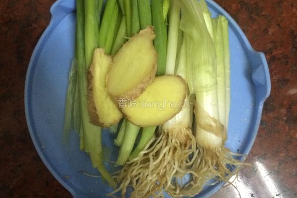 黑木耳虾仁炒肉的做法图解2