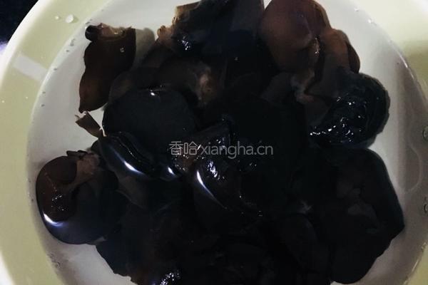 凉拌黑木耳的做法图解2