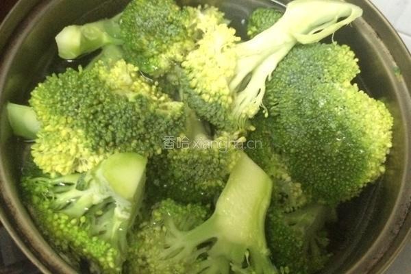 西兰花炒香菇的做法图解1