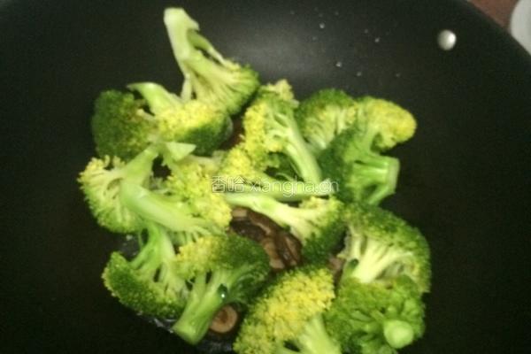 西兰花炒香菇的做法图解5