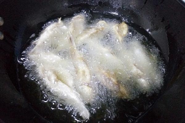 炸小鱼的做法图解9