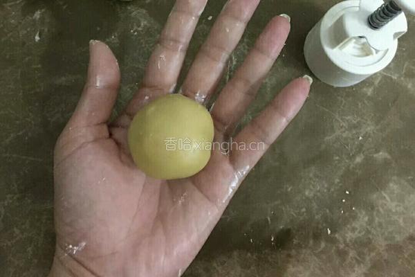 蛋黄莲蓉月饼的做法图解11