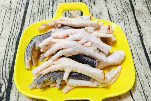 红枣枸杞当归鸡脚的做法图解2