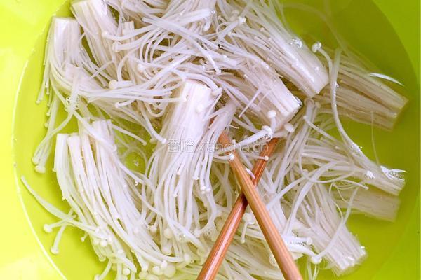 金针菇炒鸡蛋的做法图解2