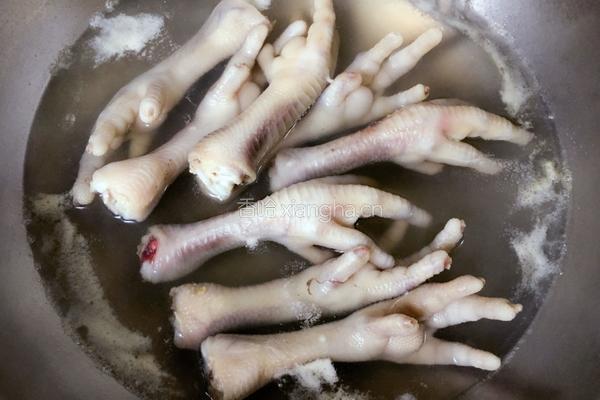 眉豆香菇煲鸡脚汤的做法图解2