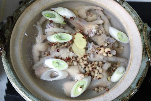 眉豆香菇煲鸡脚汤的做法图解4