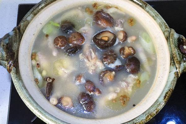 眉豆香菇煲鸡脚汤的做法图解5