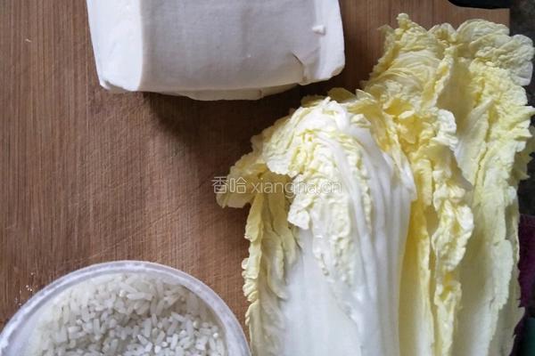 豆腐白菜大米粥的做法图解1