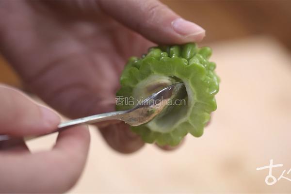 清脆中包裹肉香，试试这道苦瓜酿肉吧的做法图解1