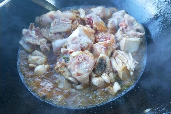 板栗炖鸡的做法图解6