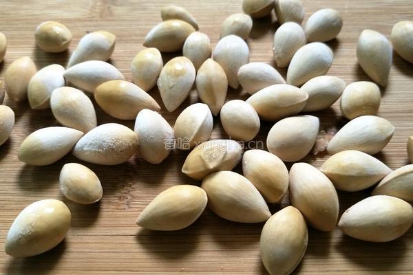 桃胶薏仁白果汤的做法图解4