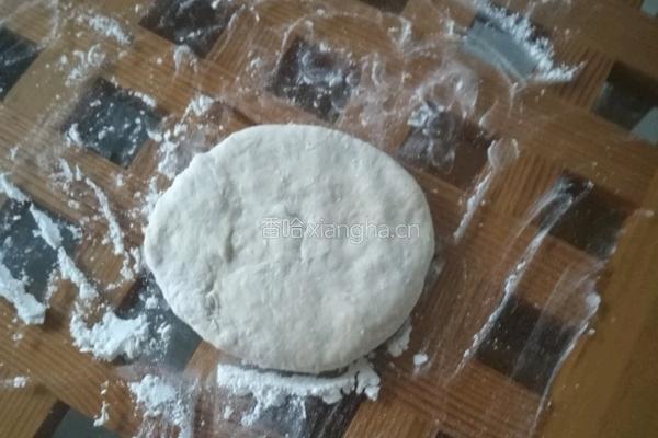 黑芝麻糊葱油饼的做法图解1