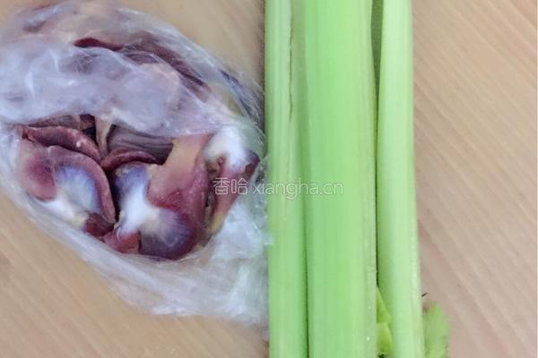 芹菜炒鸡肾的做法图解1