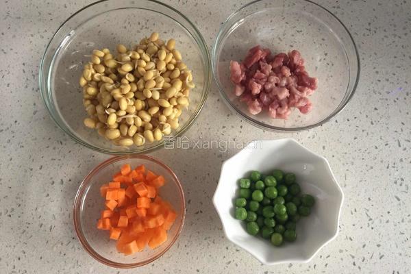 黄豆芽炒肉的做法图解1