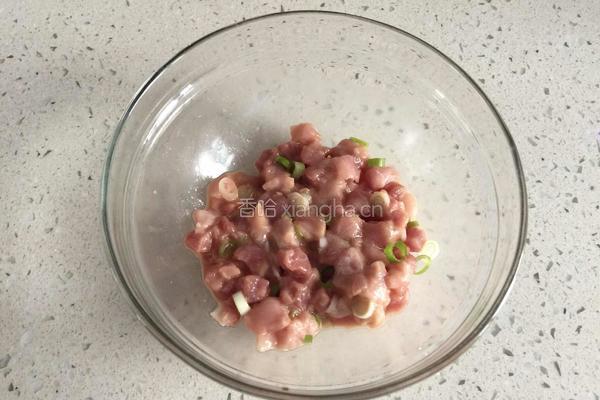 黄豆芽炒肉的做法图解2