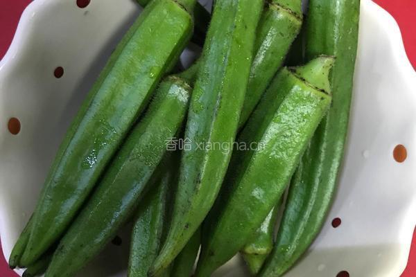 秋葵炒鸡蛋的做法图解1