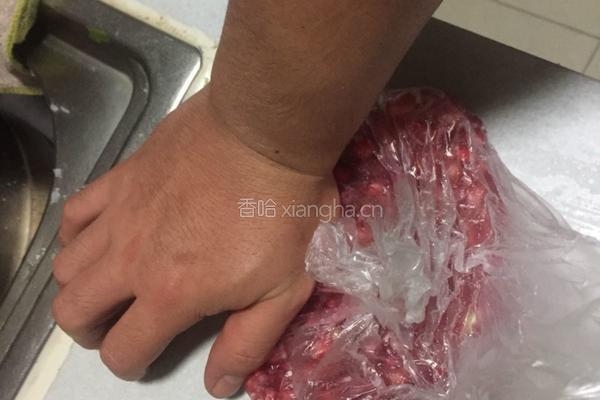 鲜榨石榴汁的做法图解4
