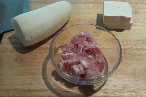 砂锅豆腐丸子萝卜丝汤的做法图解1