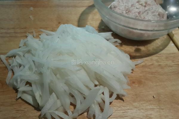 砂锅豆腐丸子萝卜丝汤的做法图解2