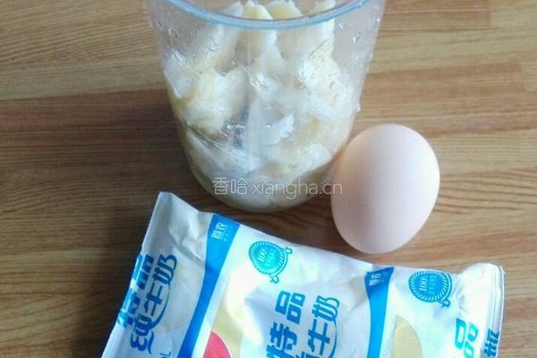 香蕉松饼的做法图解1