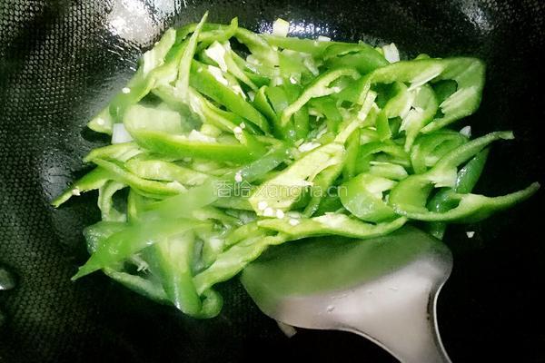 青椒黑木耳炒鸡蛋的做法图解5