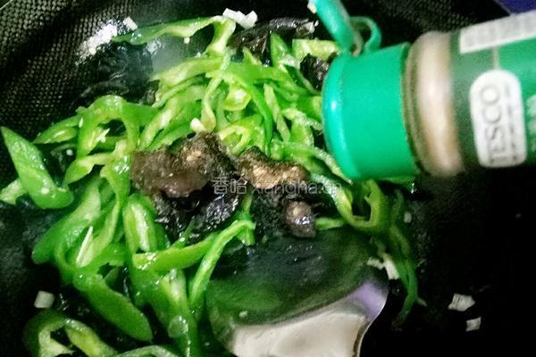 青椒黑木耳炒鸡蛋的做法图解7