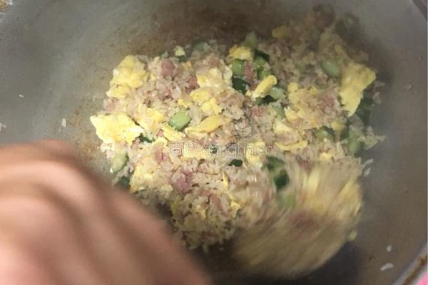 黄瓜火腿蛋炒饭的做法图解6