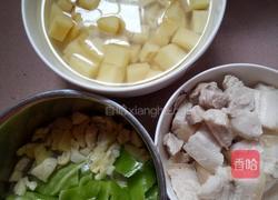 土豆红烧肉的做法图解1