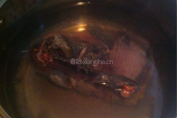 香菇黄豆炖鸡骨的做法图解1