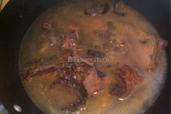 香菇黄豆炖鸡骨的做法图解4
