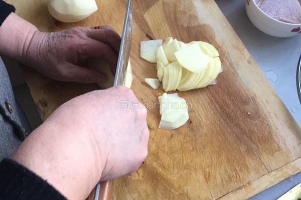 柿子椒土豆炒肉片的做法图解2
