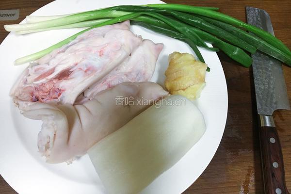 白萝卜炖猪蹄的做法图解1