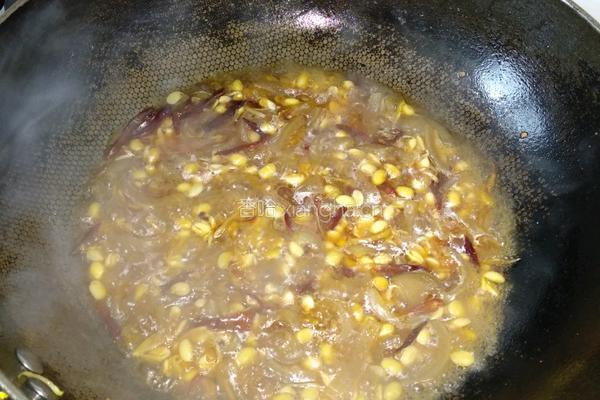 黄豆芽炒肉皮的做法图解4