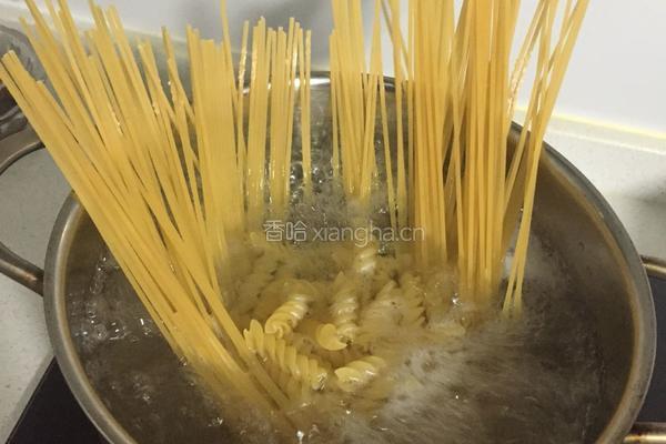 奶油蘑菇意面的做法图解2