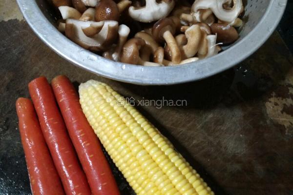 香菇玉米鸡肉汤的做法图解1