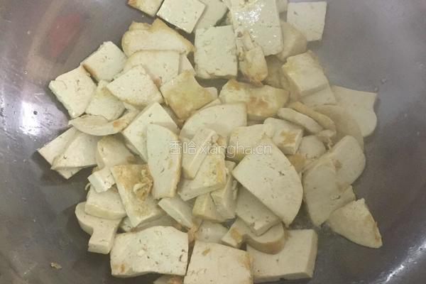 木耳大葱煎豆腐的做法图解2