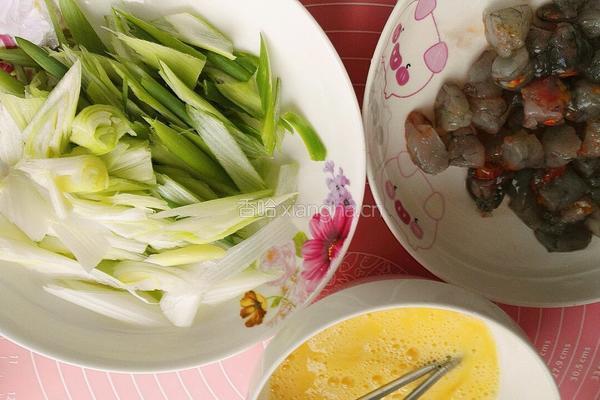 虾仁鸡蛋炒大葱的做法图解2