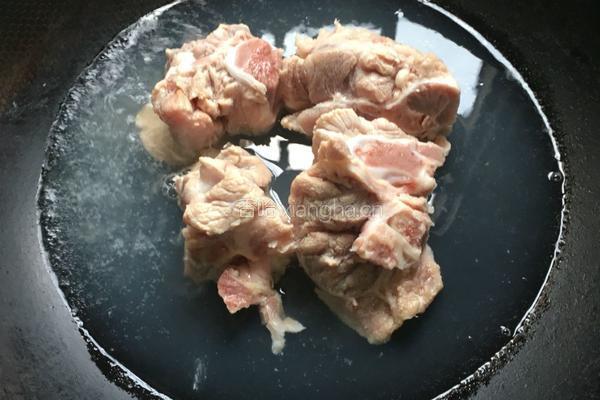 大骨莲藕海带汤的做法图解3