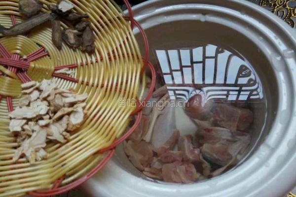 花旗参鸽子汤的做法图解2