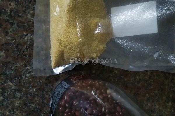 红豆小米粥的做法图解1