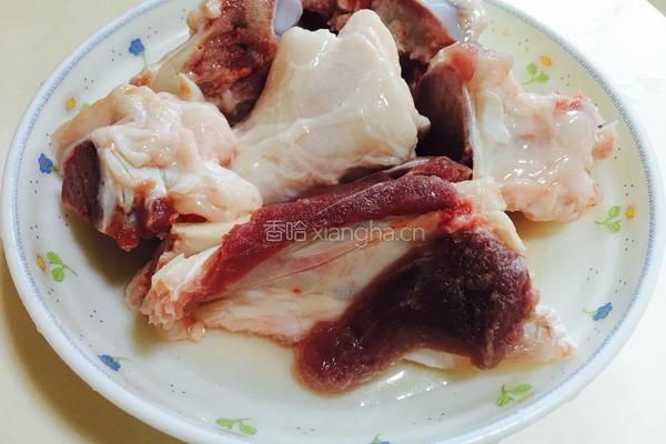 淮山萝卜筒骨汤（秋冬滋润）的做法图解1