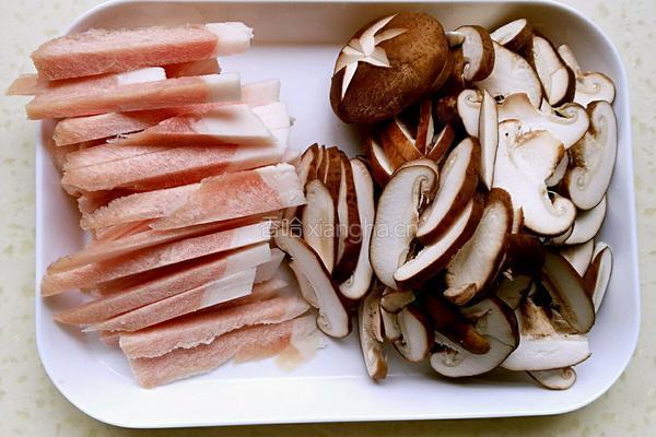 香菇肉丝面的做法图解1