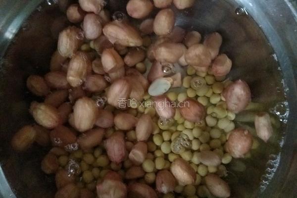 花生黄豆鸡爪汤的做法图解2