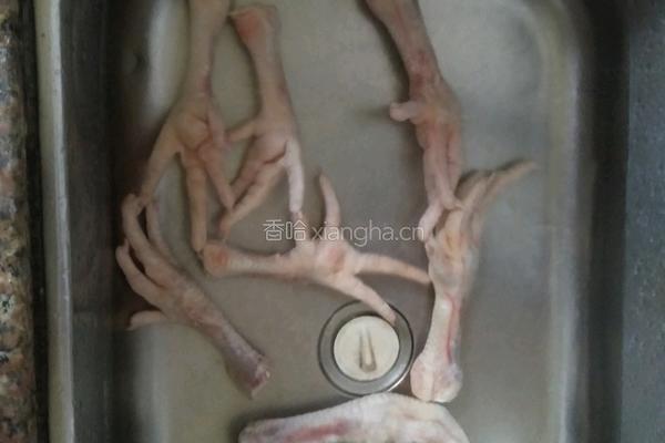花生黄豆鸡爪汤的做法图解3